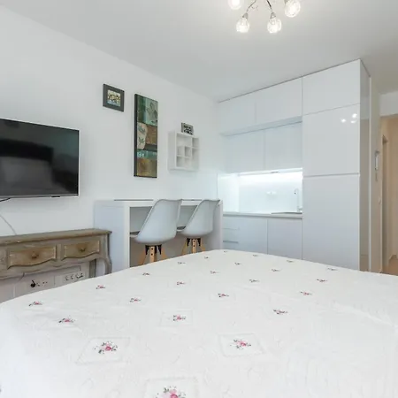 Teny With Balcony And Private Parking Zadar