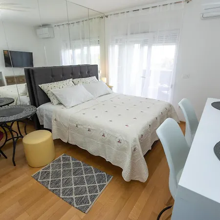 Teny With Balcony And Private Parking Apartament
