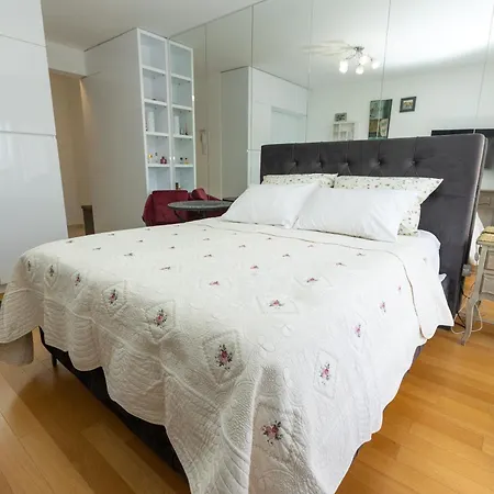 Teny With Balcony And Private Parking *