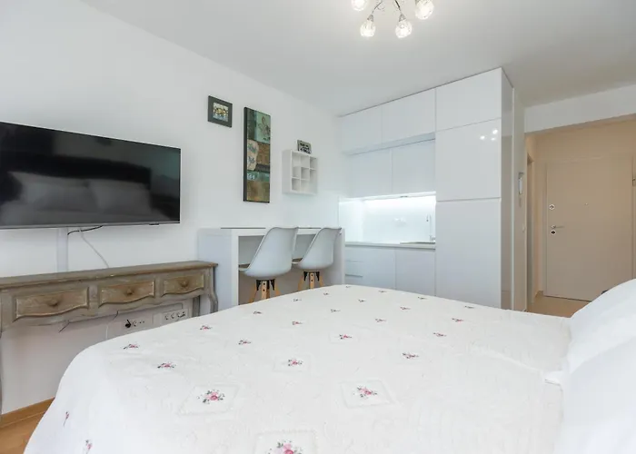 Teny With Balcony And Private Parking Zadar