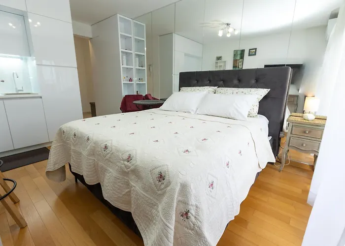 Teny With Balcony And Private Parking *